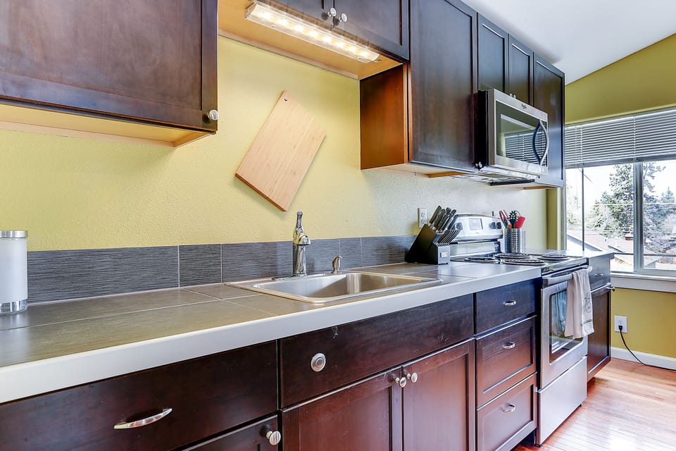 Well appointed kitchen for cooking. 
