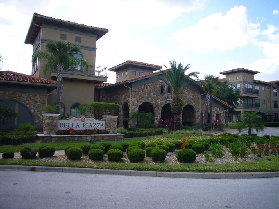 Entrance into Bella Piazza