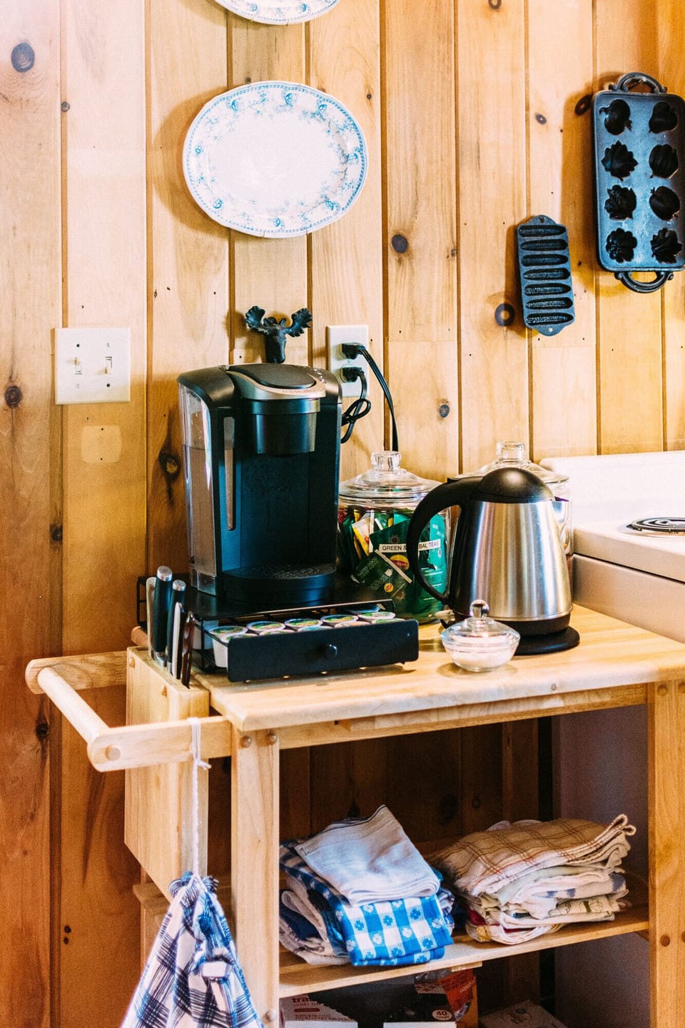 Single-serve coffee maker and electric kettle