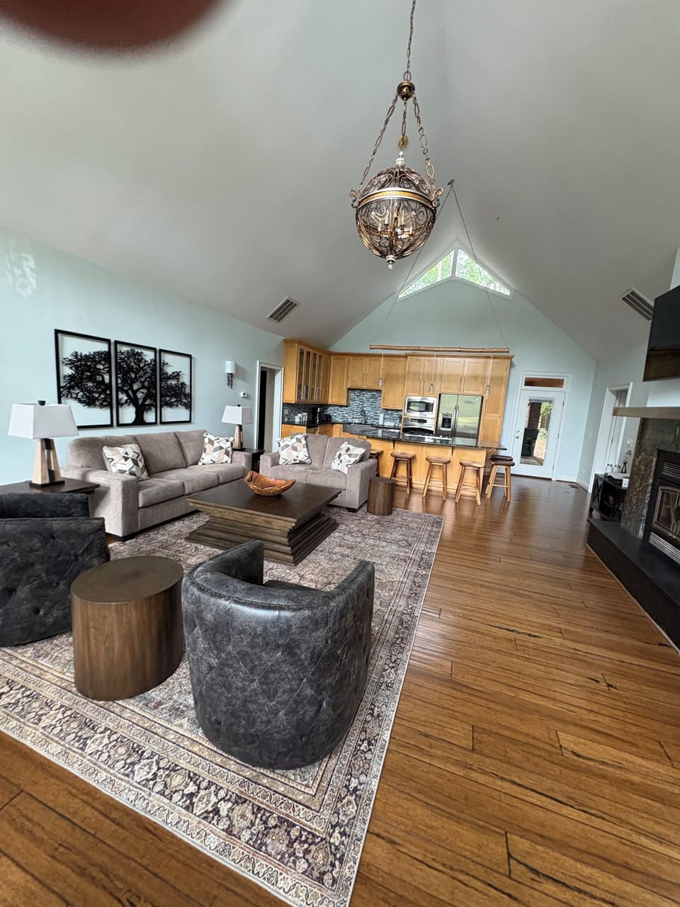 Great room with plenty of room spread out in.