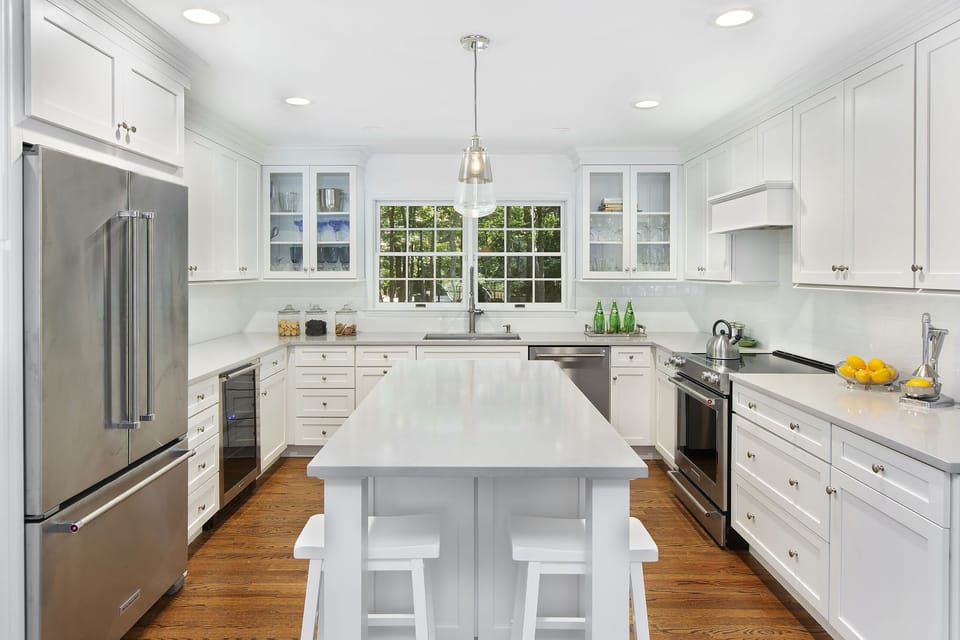 Fabulous Chef's Kitchen with Island, Kitchen Aid appliances, wine fridge
