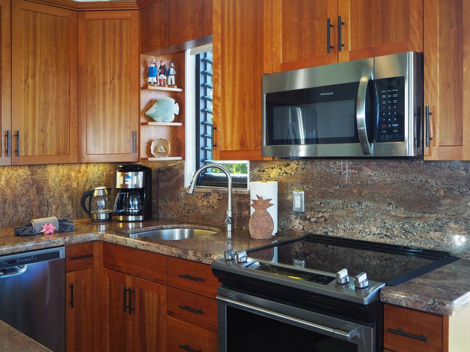 Enjoy cooking? Everything you need for delicious tropical Maui-style dining. 