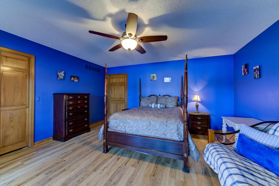 Main level, Bedroom #2, Queenbed & full size daybed.