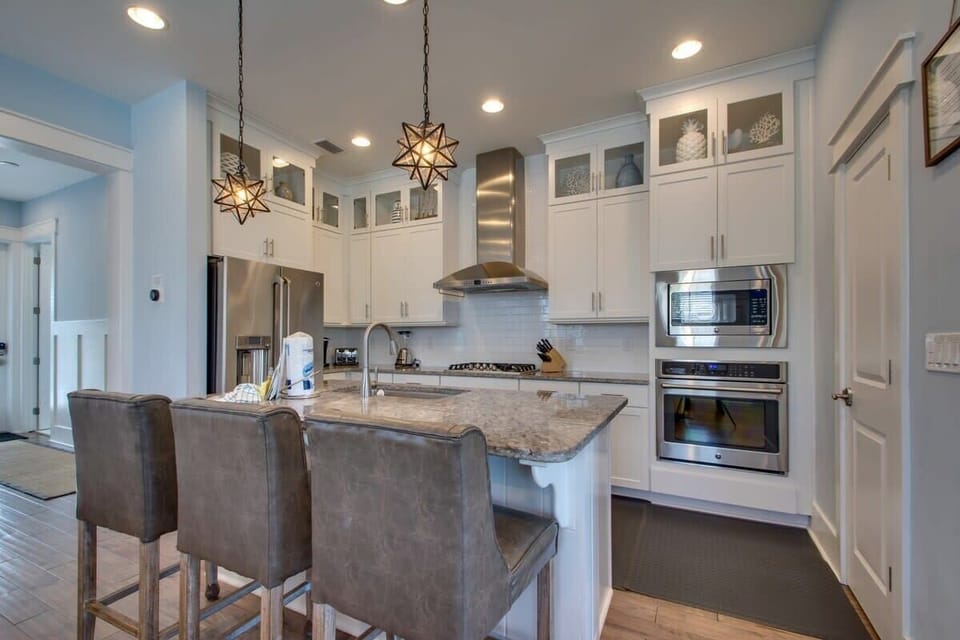 Upgraded Full Kitchen with Gas Cooking 