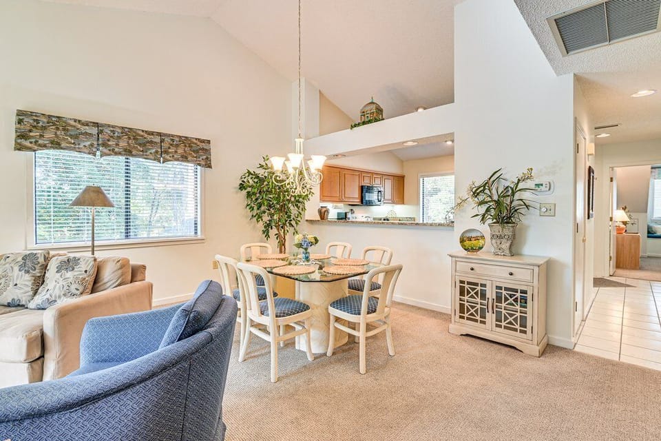 Dinning room table  6 chairs
