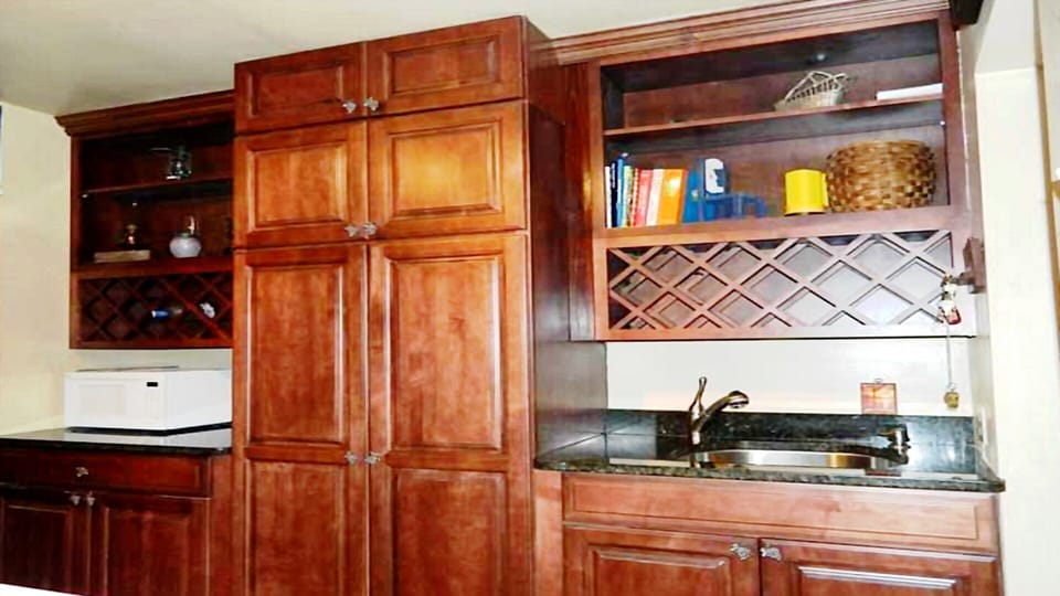 Full pantry and wet  bar.