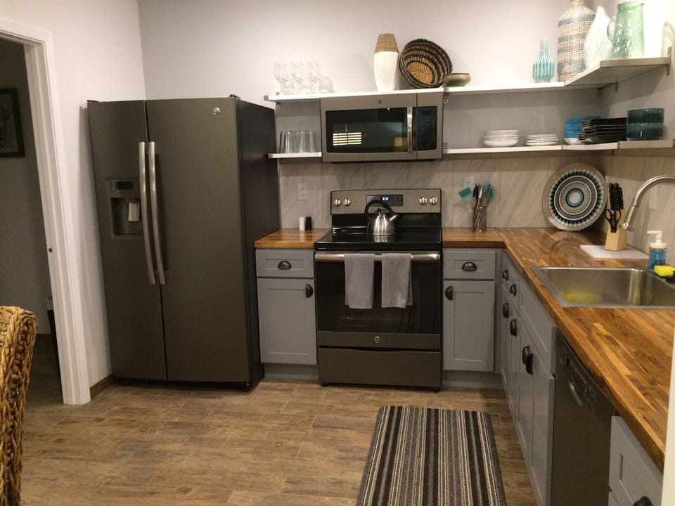 Kitchen-door to left is laundry room.