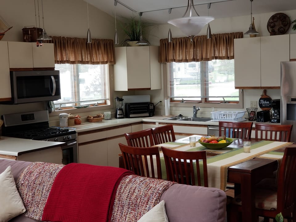 Kitchen/Dining Area