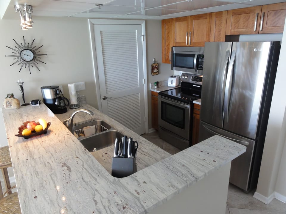Remodeled NEW High Quality Kitchen, Granite Counter top and All Stainless App.