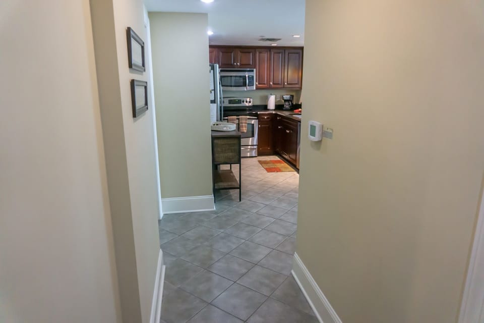 entrance into kitchen 
