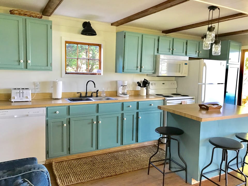 Fully equipped kitchen (coffee maker does NOT need filters)