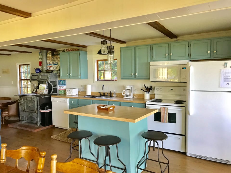 kitchen island (fully stocked kitchen)