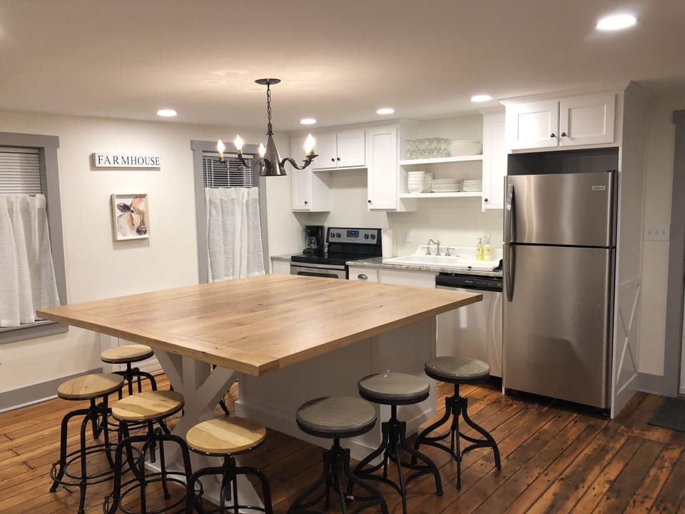 Eat in dining- Seating for 9 