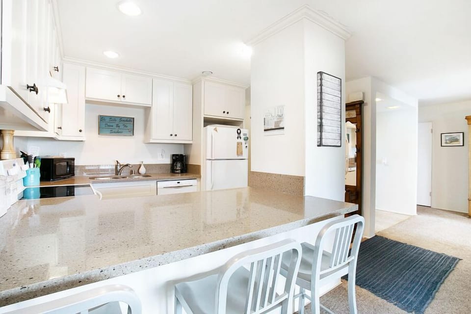 Bright new kitchen. Fully stocked with pots ,pans, dishes silverware 