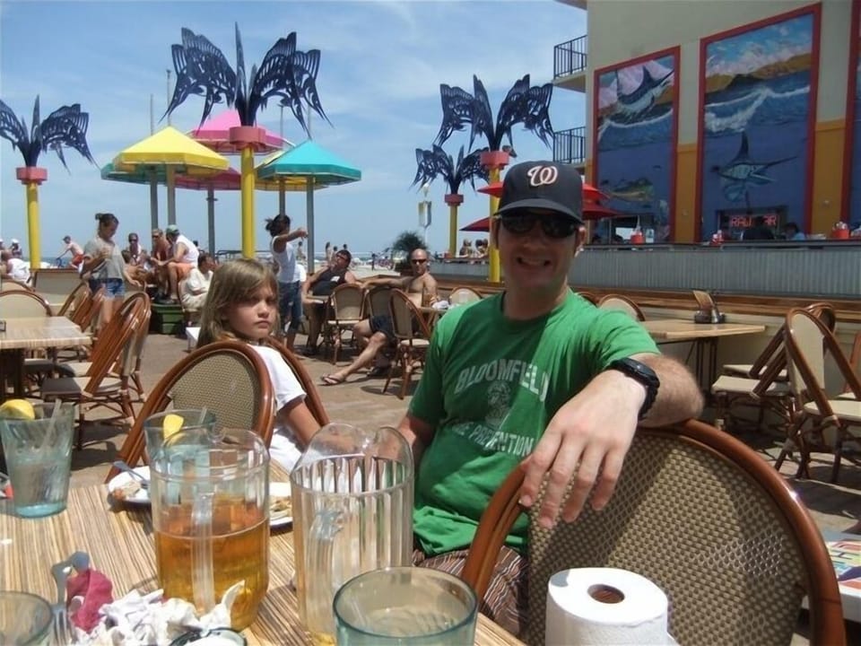 Two of our favorite bars, just minutes away w/ live bands in summer on beach...
