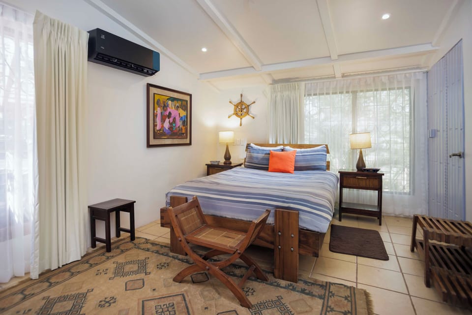 Main house, Bedroom 1, queen bed