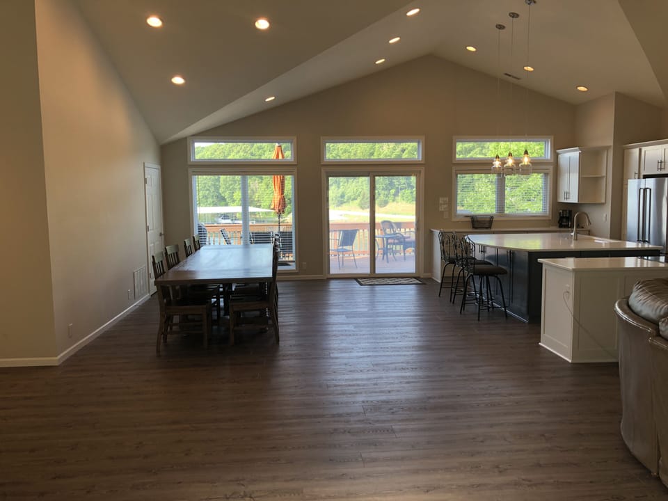 Large Kitchen and large enough table to fit the whole family