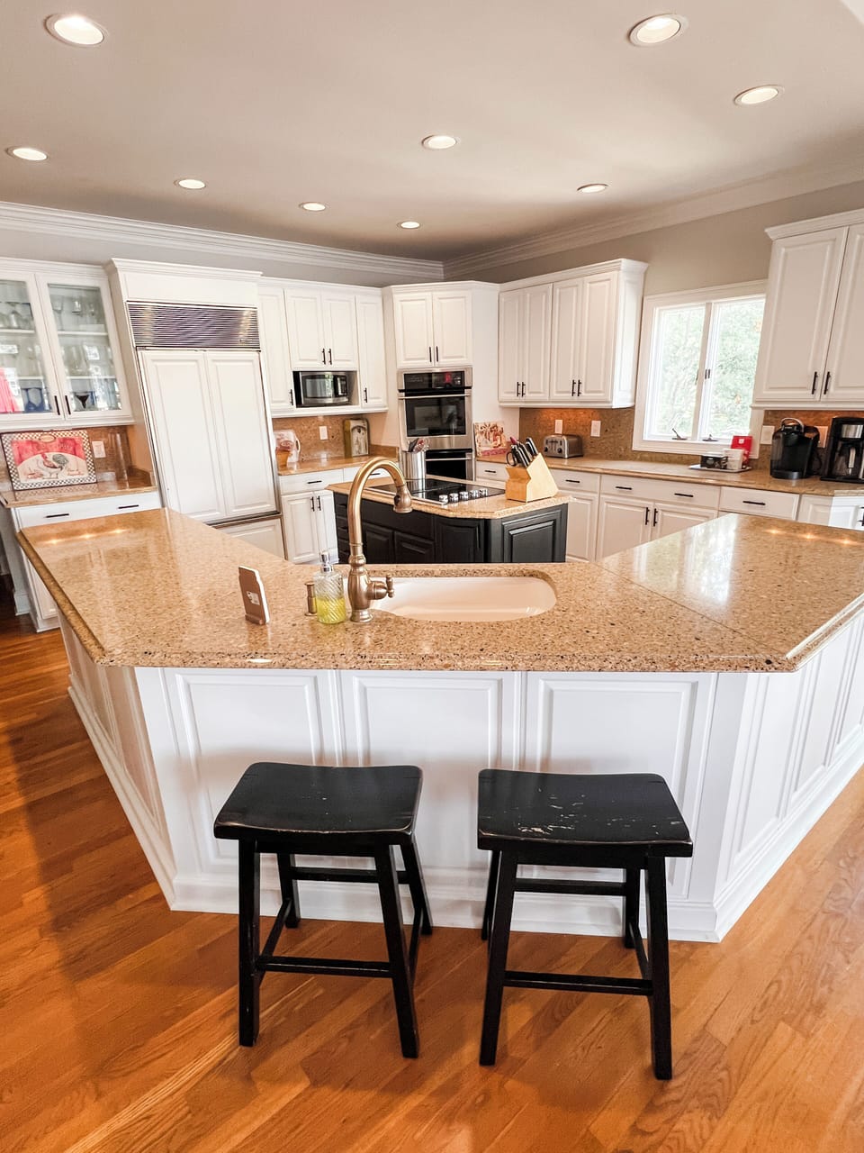 The newly remodeled Kitchen is fully equipped, well lit and gorgeous !