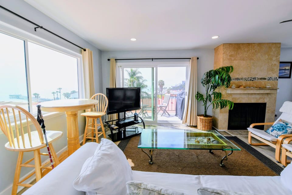 Comfortable living room with sit-down pier view - pull out queen size sofa bed