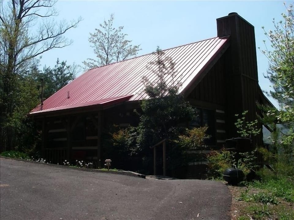 Only red-roofed cabin on the mountaintop.  Asphalt driveway; easy/clean entrance