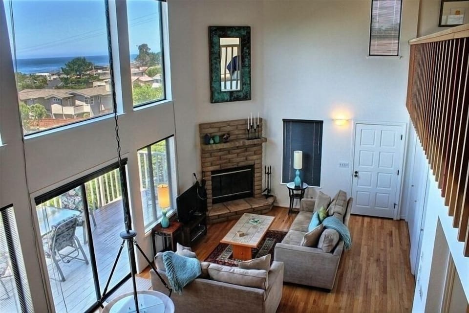 Spacious Living Area with ocean views, woodbuning  F/P & Flat Screen TV/DVD