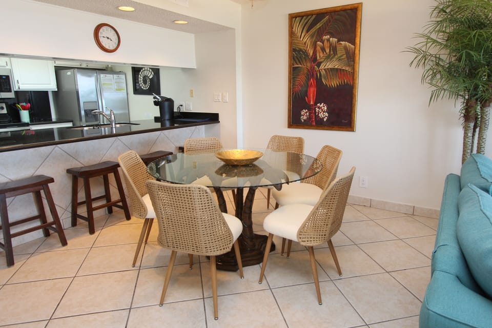 Dining Table for 5 plus extra sitting for 4