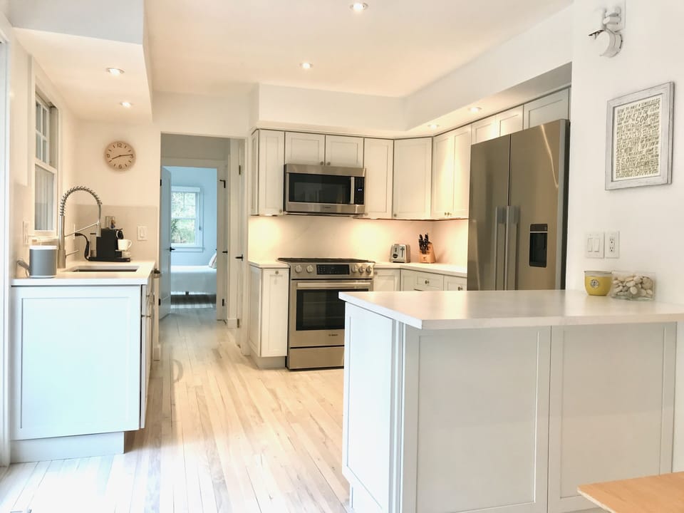 Newly renovated, fully equipped kitchen: Bosch, Cuisinart, Nespresso, Vitamix