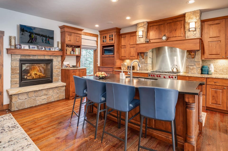 Seating for four at the breakfast bar
