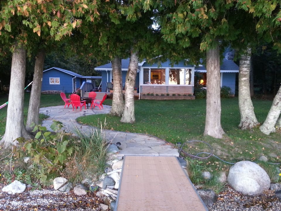 The pathway from the water's edge to the cozy cottage. 