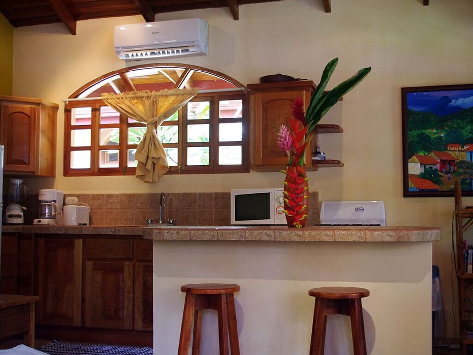 Guest cottage island and kitchen.