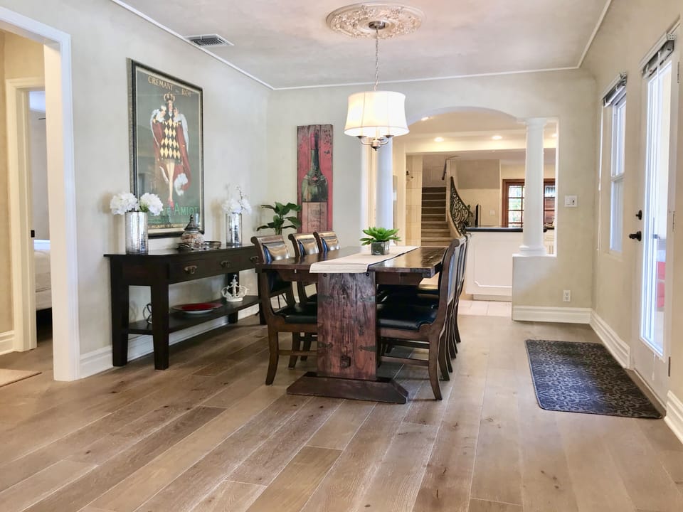 Dining Room seats 6