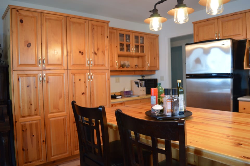 Full kitchen and desk working area.