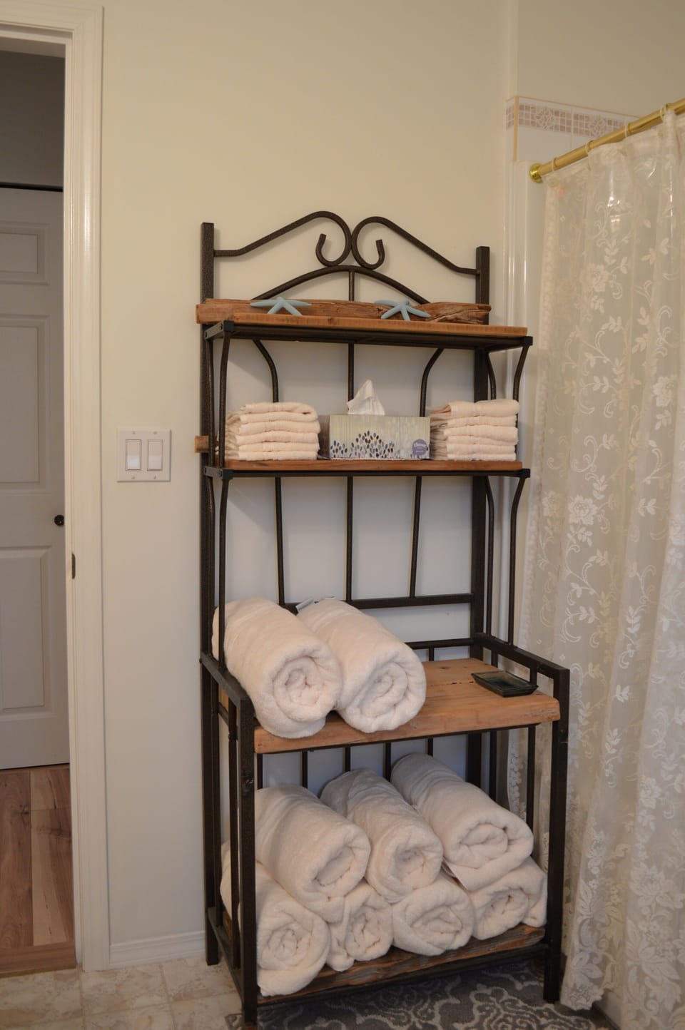 Garden bedroom bathroom towel storage.