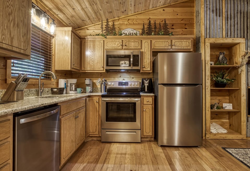 Cabin in the Smokies "Honeymoon Hideaway" - Fully furnished kitchen with granite coutertops