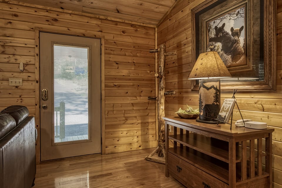 Pigeon Forge Pet Friendly Cabin "Honeymoon Hideaway" - Entryway