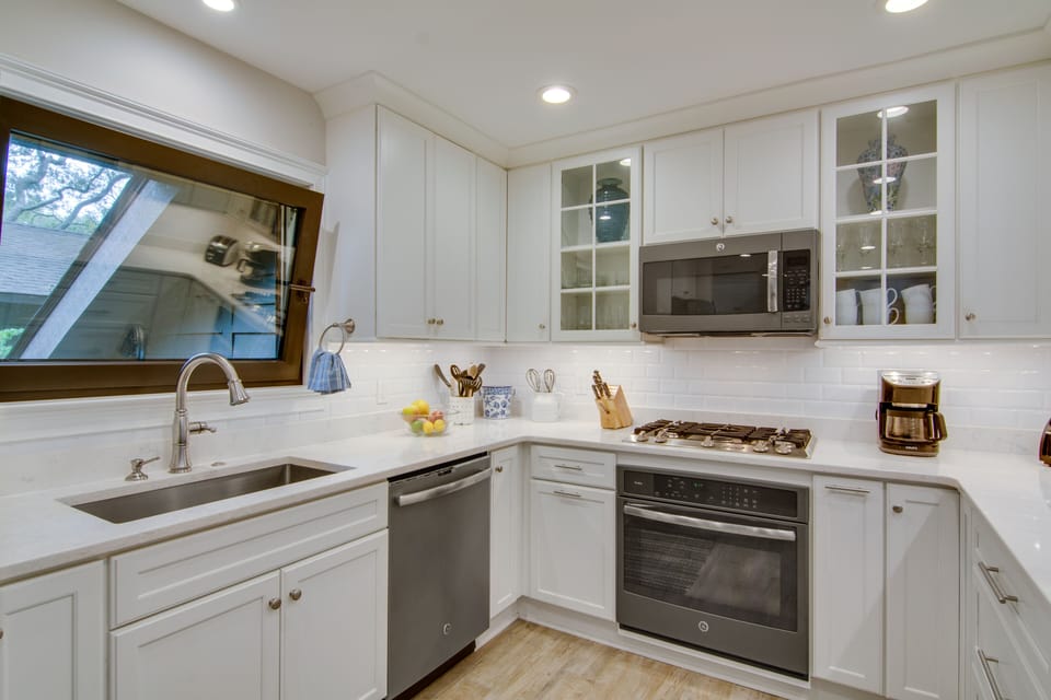 Kitchen details with Dacor gas cooktop, GE Profile dishwasher, oven & microwave