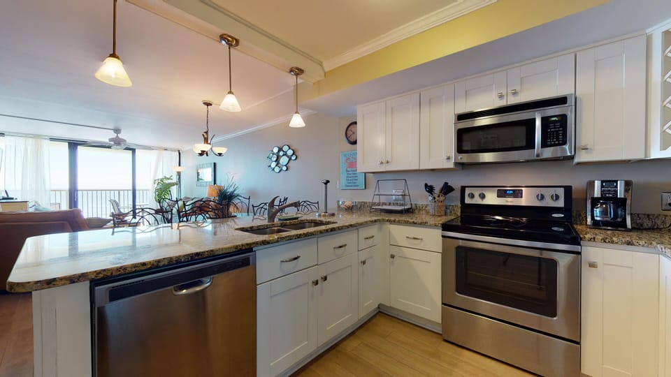Large kitchen area for entertaining and cooking