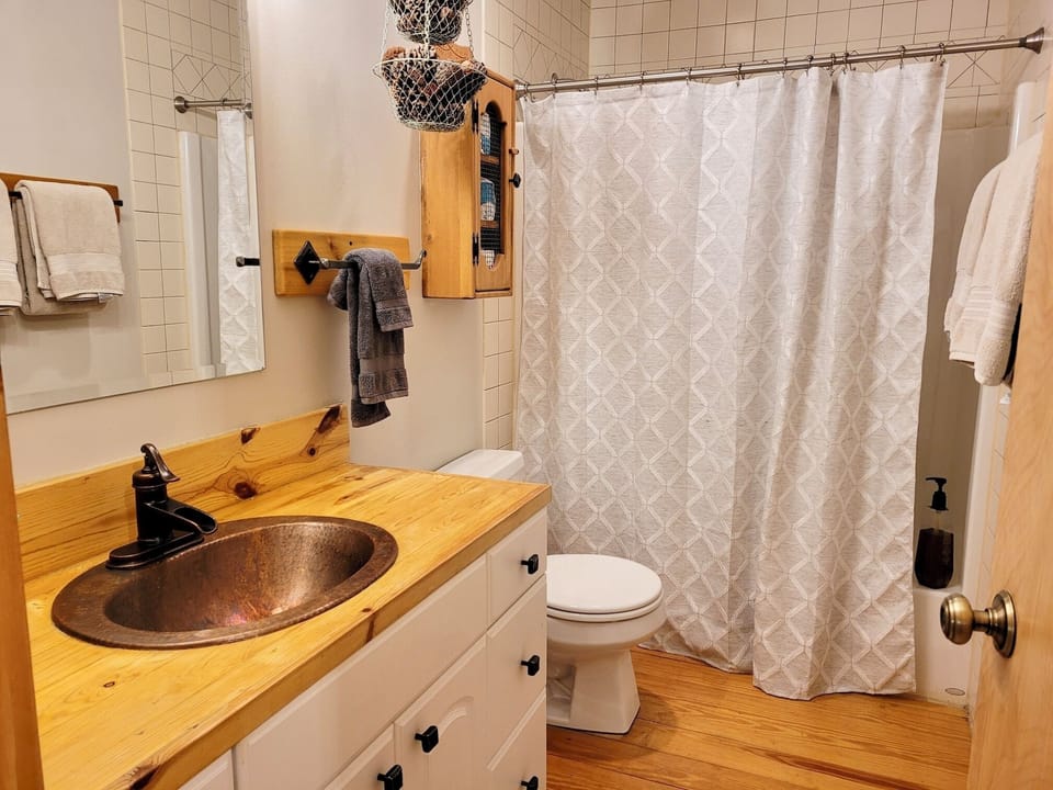 Main floor common bathroom with tub/shower combo.