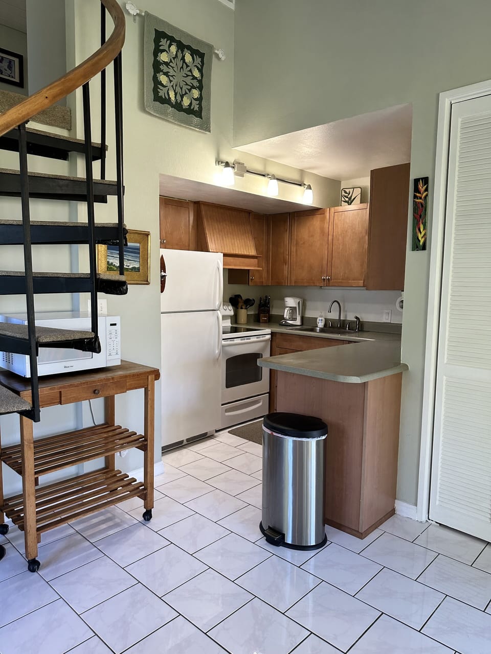 Full kitchen to the right as you enter 
