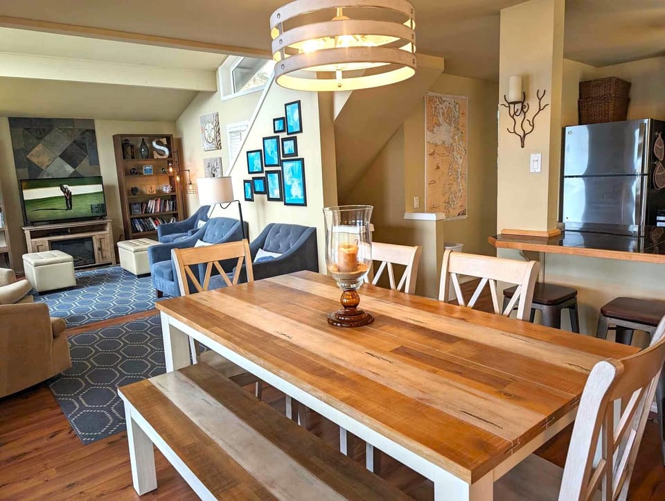 Nearby neighborhood pool in summer!