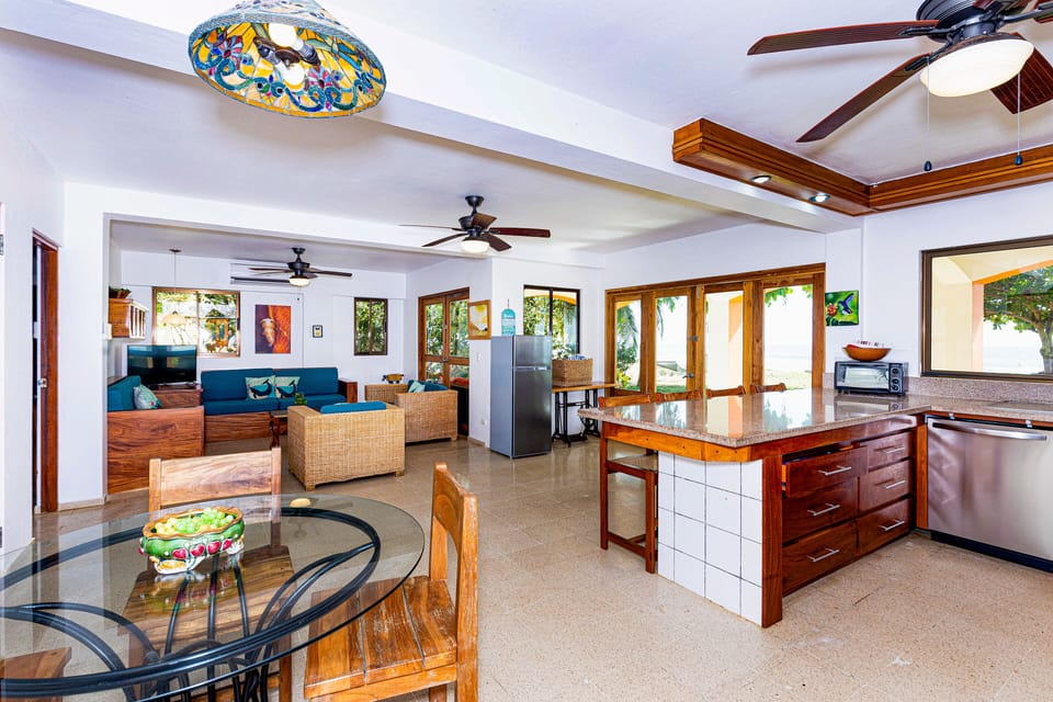 Spacious Living Room 