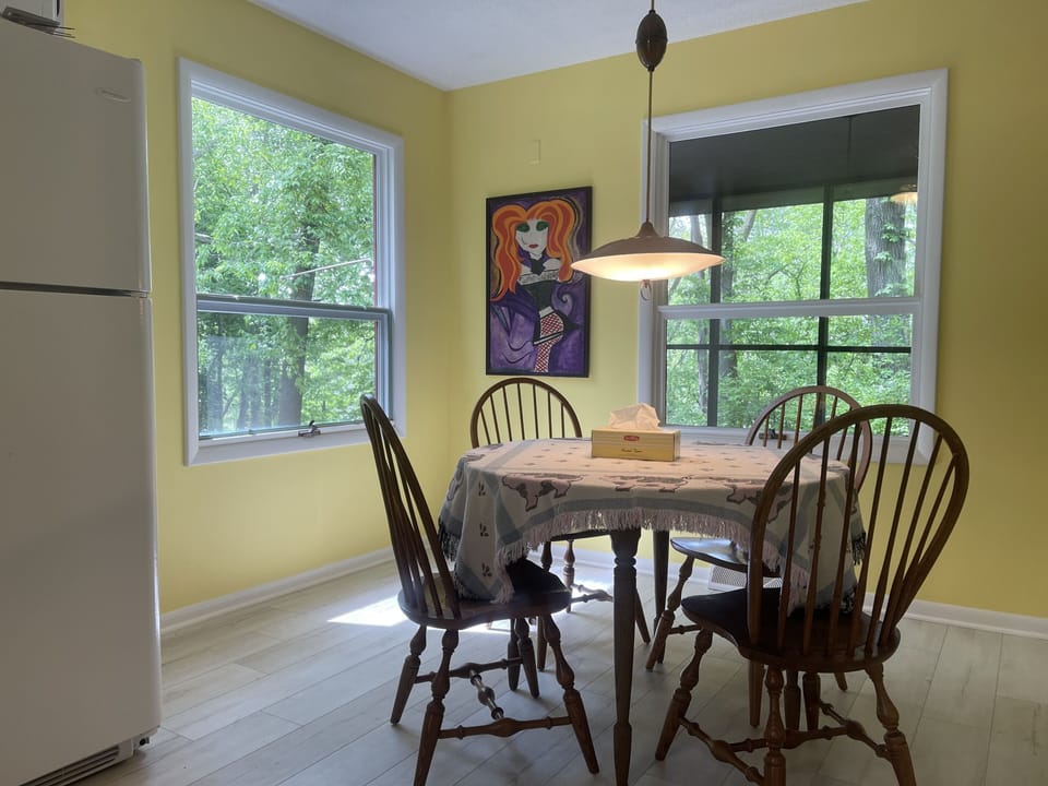 Eat-in kitchen 