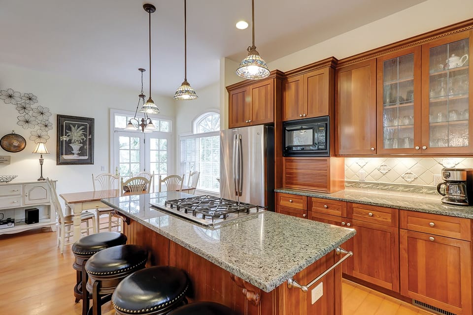 Kitchen w breakfast nook & bar area 