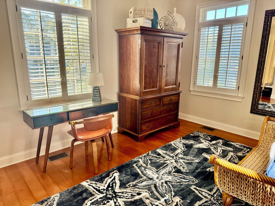 Primary suite w water views of the lagoon, walk in closet, private bathroom