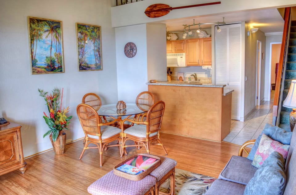 Great dining area next to kitchen.