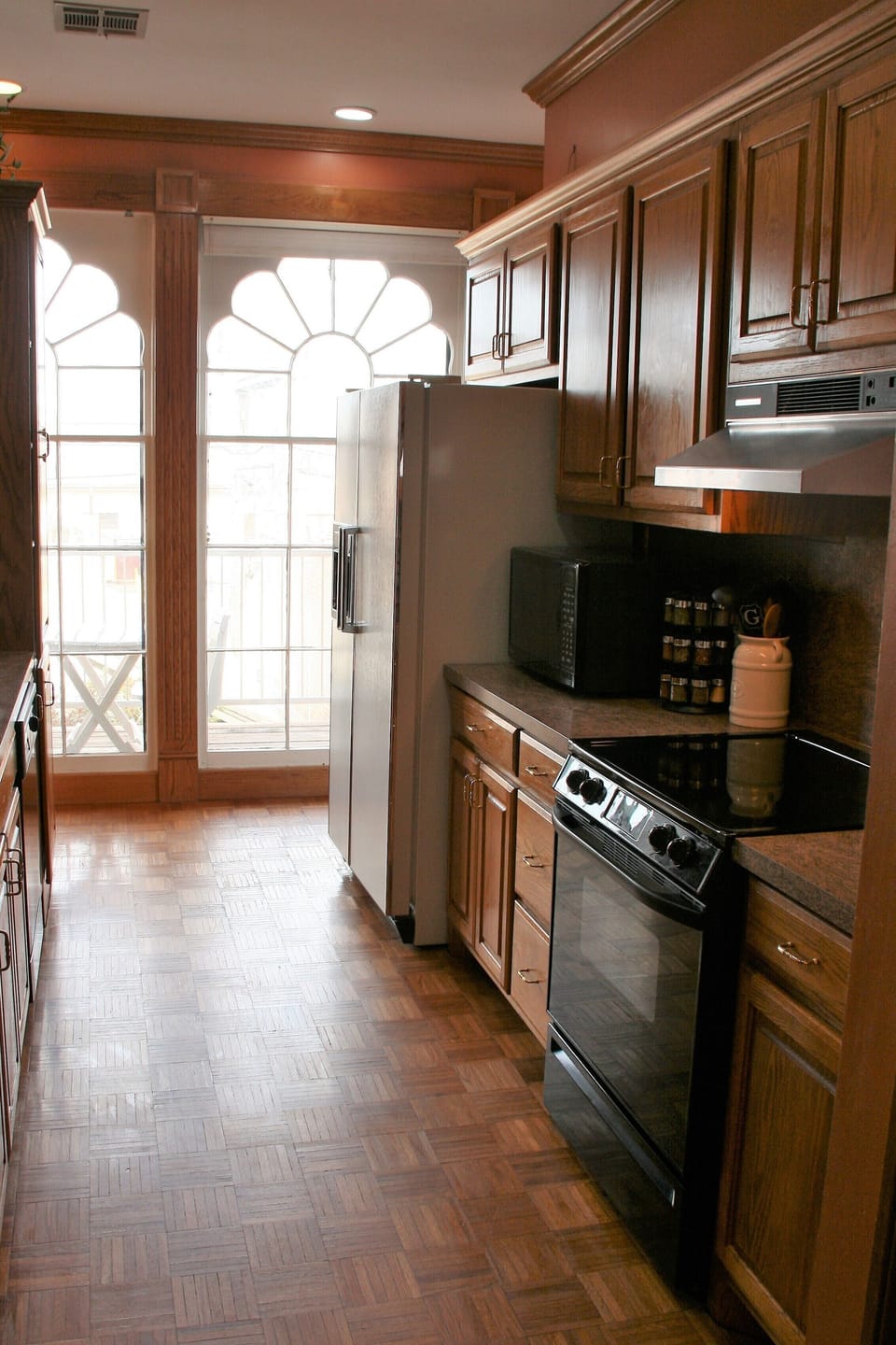 Well stocked kitchen. Water filter on faucet.
