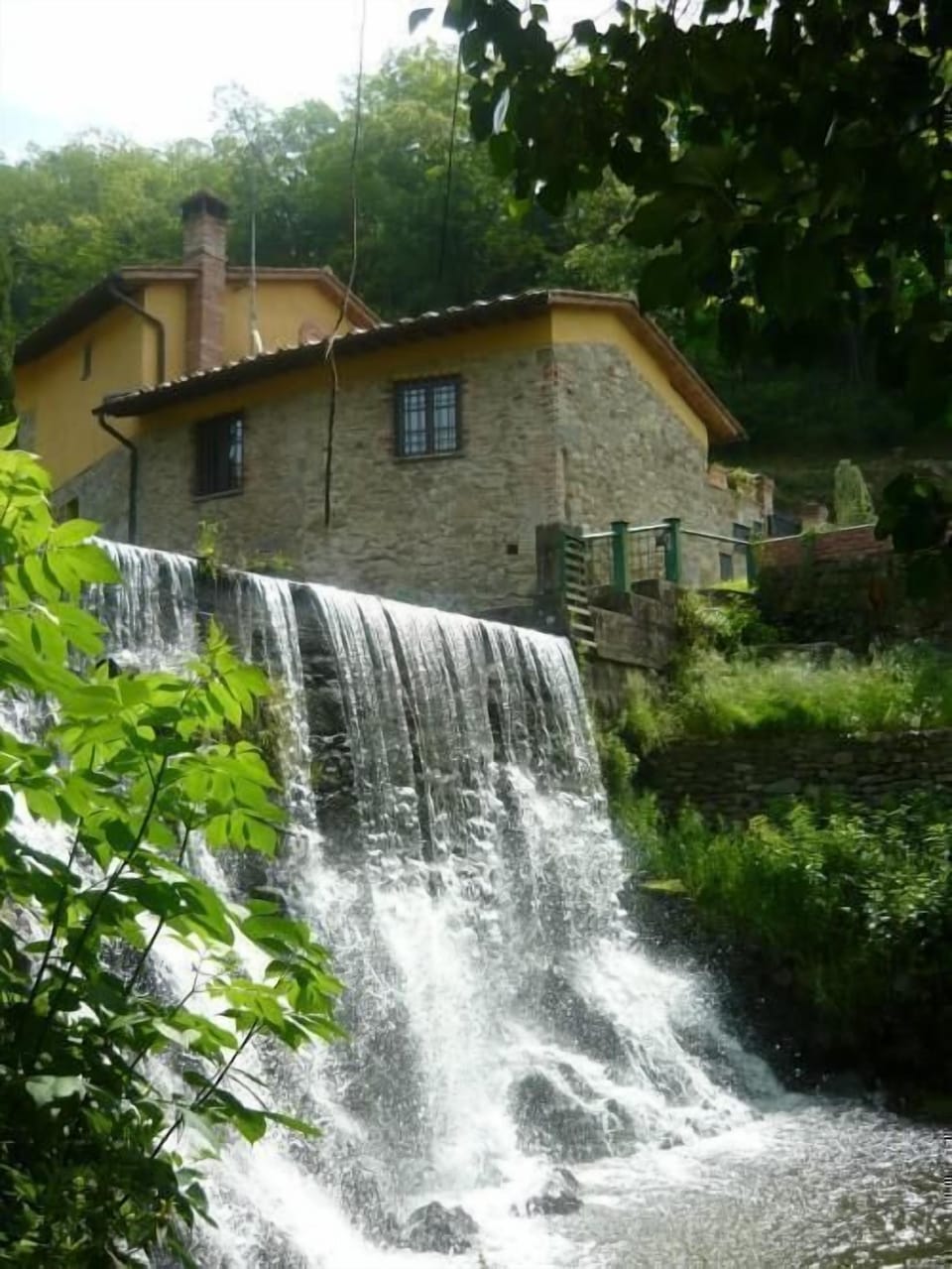 Cascata davanti a la casa