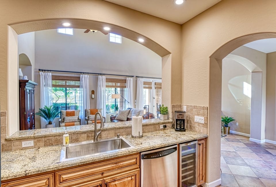 Kitchen and eat up bar
