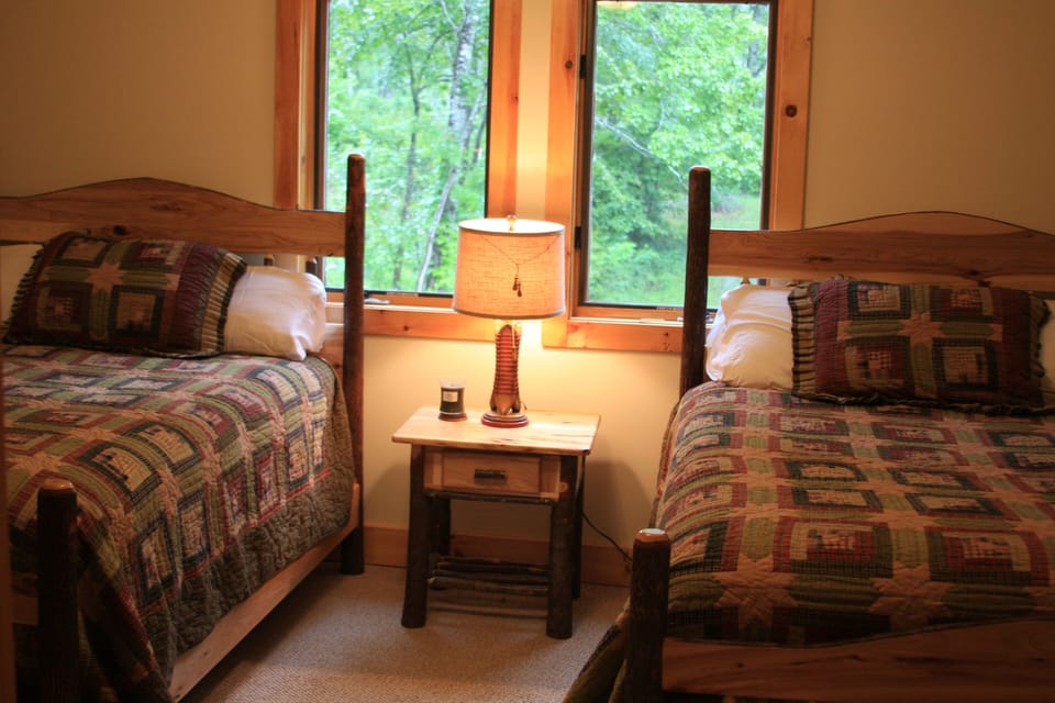Second Guest Room with 2 Queen beds.