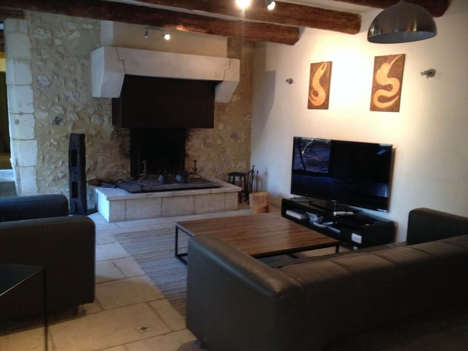 LOUNGE AREA